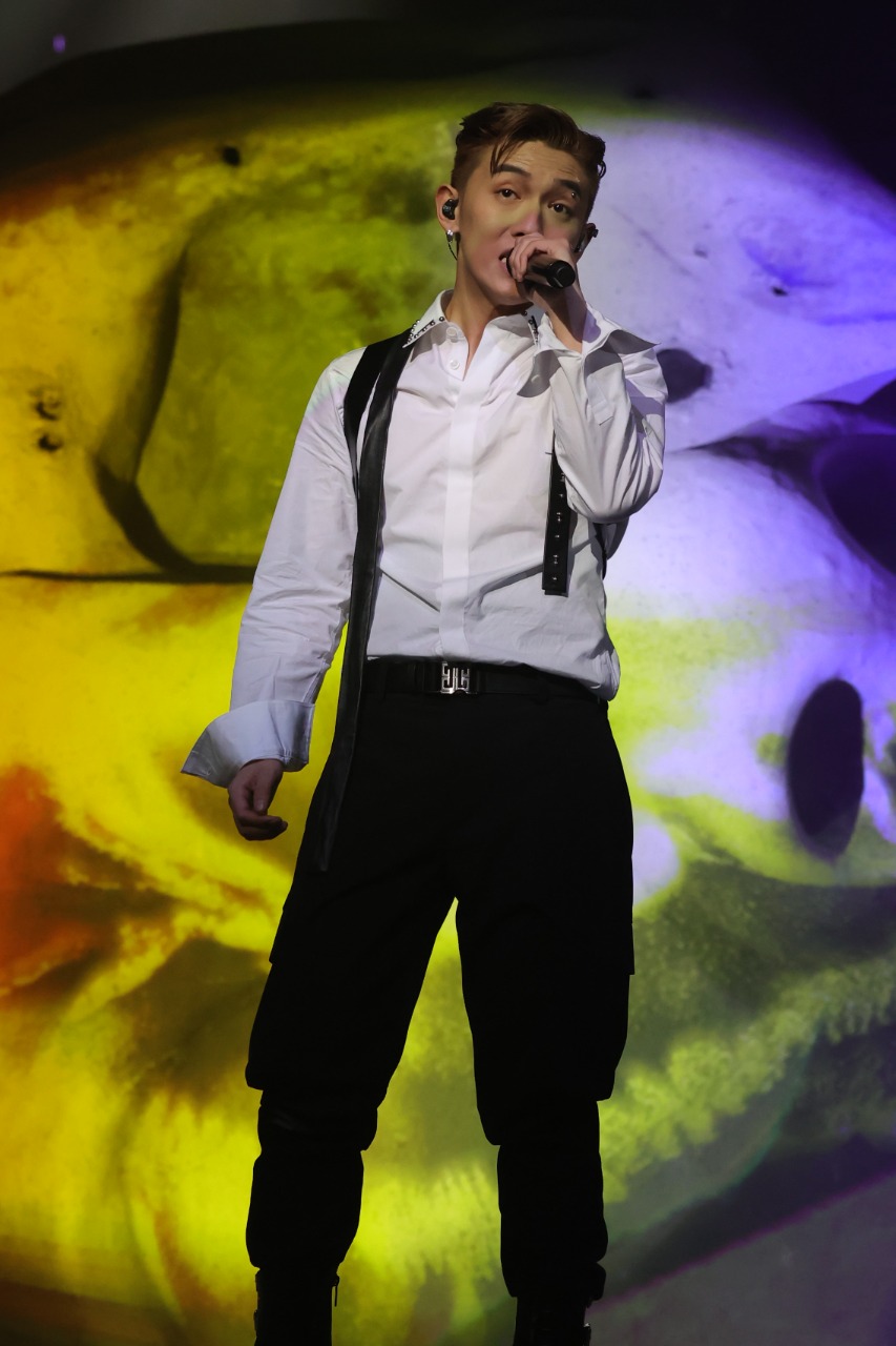 MC喜言很多第一次，自己第一次紅館開騷，第一次100%觀眾，第一次與觀眾有些接觸，但也感到點驚，公司有叮囑他小心。